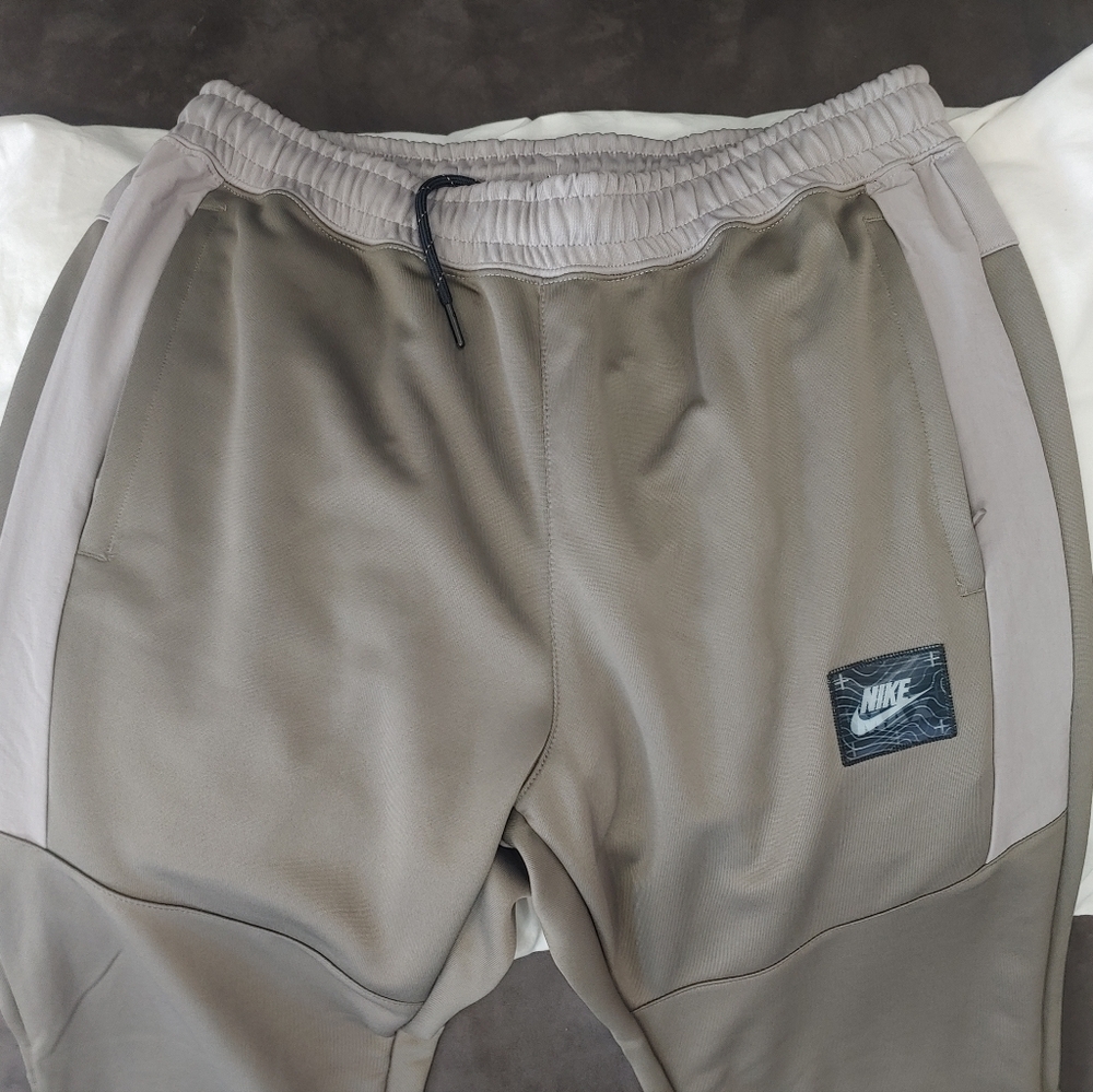 Nike Air Max Joggers Sweatpants Olive Grey Men's BNWT - Picture 6 of 16